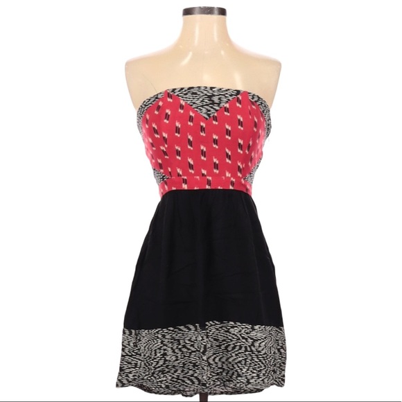 URBAN OUTFITTERS | Strapless Abstract Design Dress - Picture 1 of 3